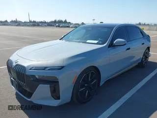 2023 BMW 7 Series 740i z VIN WBA23EH01PCM45774, wystawiony jako IAAI lot #42179372 z przebiegiem 12 033 mil mil oraz . Historia ofert i sprzedaży dostępna na DreamBid. Obrazek 2.