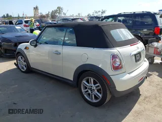 2012 MINI Convertible z VIN WMWZN3C53CT134194, wystawiony jako IAAI lot #42261686 z przebiegiem 104 099 mil mil oraz . Historia ofert i sprzedaży dostępna na DreamBid. Obrazek 3.