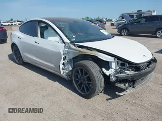 2023 Tesla Model 3 z VIN 5YJ3E1EAXPF553997, wystawiony jako IAAI lot #41903219 z przebiegiem 31 981 mil mil oraz . Historia ofert i sprzedaży dostępna na DreamBid. Obrazek 1.
