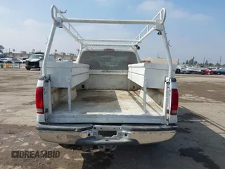 2003 Ford F-250 XL z VIN 3FTNX20LX3MB20798, wystawiony jako IAAI lot #42304074 z przebiegiem 274 238 mil mil oraz . Historia ofert i sprzedaży dostępna na DreamBid. Obrazek 16.