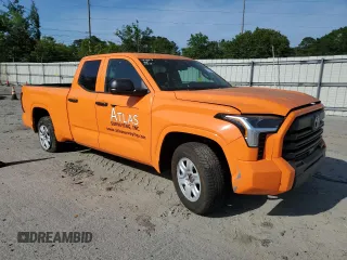 2022 Toyota Tundra SR z VIN 5TFKB5AA4NX008379, wystawiony jako Copart lot #53717915 z przebiegiem 56 199 mil mil oraz Szkoda całkowita • Salvage title. Historia ofert i sprzedaży dostępna na DreamBid. Obrazek 4.