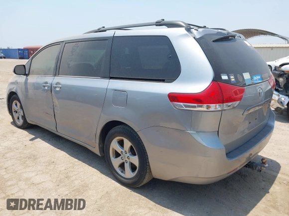 2014 Toyota Sienna LE AAS z VIN 5TDKK3DC6ES442682, wystawiony jako IAAI lot #42271110 z przebiegiem 158 785 mil mil oraz . Historia ofert i sprzedaży dostępna na DreamBid. Obrazek 3.