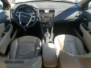 2014 Chrysler 200 Limited z VIN 1C3CCBCG0EN198487, wystawiony jako Copart lot #52913655 z przebiegiem Nie podano mil oraz Szkoda całkowita • Salvage title. Historia ofert i sprzedaży dostępna na DreamBid. Obrazek 8.