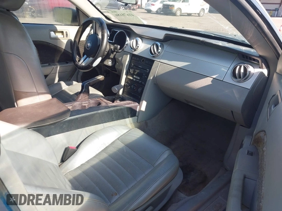 2006 Ford Mustang Standard with VIN 1ZVFT80N565132949, listed as a IAAI auction lot 41678186 with Not Provided miles. Bid and sale history available at carsss.com. Image 5.