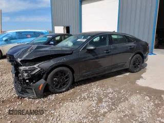 2025 Kia K5 LXS z VIN KNAG24J71S5368881, wystawiony jako Copart lot #60214195 z przebiegiem Nie podano mil oraz Czysty tytuł • Clean title. Historia ofert i sprzedaży dostępna na DreamBid. Obrazek 1.