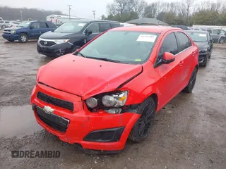2015 Chevrolet Sonic LT z VIN 1G1JC5SBXF4179097, wystawiony jako IAAI lot #41715882 z przebiegiem 127 163 mil mil oraz . Historia ofert i sprzedaży dostępna na DreamBid. Obrazek 6.