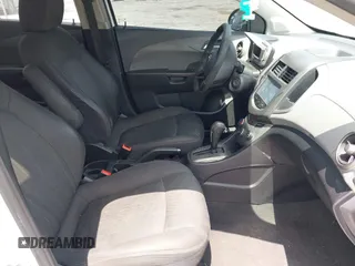 2016 Chevrolet Sonic LT z VIN 1G1JC5SH6G4138083, wystawiony jako IAAI lot #42224466 z przebiegiem 170 619 mil mil oraz . Historia ofert i sprzedaży dostępna na DreamBid. Obrazek 5.