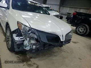 2013 Lincoln MKS z VIN 1LNHL9DK4DG613144, wystawiony jako Copart lot #54354625 z przebiegiem 104 211 mil mil oraz Szkoda całkowita • Salvage title. Historia ofert i sprzedaży dostępna na DreamBid. Obrazek 13.