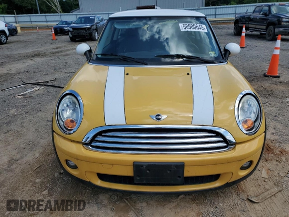 2008 MINI Hardtop z VIN WMWMF33568TU66807, wystawiony jako Copart lot #58900645 z przebiegiem 118 623 mil mil oraz Czysty tytuł • Clean title. Historia ofert i sprzedaży dostępna na DreamBid. Obrazek 5.