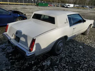 1985 Cadillac Eldorado z VIN 1G6EL5787FE663828, wystawiony jako Copart lot #47460755 z przebiegiem 91 853 mil mil oraz Tytuł czysty. Historia ofert i sprzedaży dostępna na DreamBid. Obrazek 3.