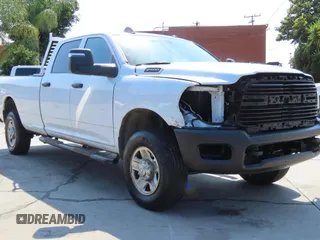 2024 Ram 2500 Tradesman z VIN 3C6UR5HJ4RG130753, wystawiony jako Copart lot #60704505 z przebiegiem 15 070 mil mil oraz Czysty tytuł • Clean title. Historia ofert i sprzedaży dostępna na DreamBid. Obrazek 1.