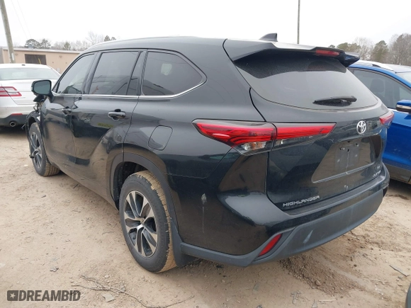2020 Toyota Highlander XLE with VIN 5TDHZRBH7LS025107, listed as a IAAI auction lot 41236242 with 68,646 mi miles. Bid and sale history available at carsss.com. Image 3.