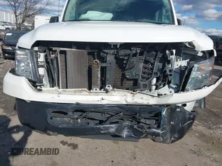2021 Nissan NV Cargo SV z VIN 1N6BF0LY1MN806850, wystawiony jako IAAI lot #41500860 z przebiegiem 94 928 mil mil oraz . Historia ofert i sprzedaży dostępna na DreamBid. Obrazek 6.