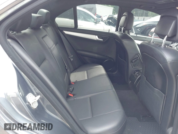 2013 Mercedes-Benz C 250 Sport z VIN WDDGF4HB5DA781713, wystawiony jako IAAI lot #42109186 z przebiegiem 142 167 mil mil oraz . Historia ofert i sprzedaży dostępna na DreamBid. Obrazek 8.