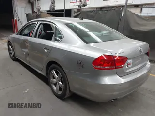 2012 Volkswagen Passat SE z VIN 1VWBP7A32CC049822, wystawiony jako IAAI lot #41634650 z przebiegiem 130 896 mil mil oraz . Historia ofert i sprzedaży dostępna na DreamBid. Obrazek 3.