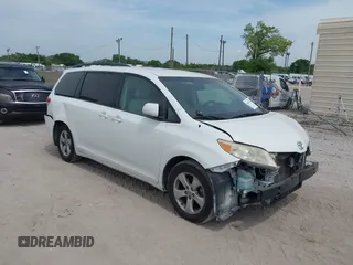 2014 Toyota Sienna LE AAS z VIN 5TDKK3DC4ES417229, wystawiony jako IAAI lot #41827292 z przebiegiem 296 659 mil mil oraz . Historia ofert i sprzedaży dostępna na DreamBid. Obrazek 1.