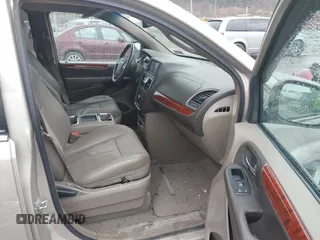 2014 Chrysler Town & Country Touring with VIN 2C4RC1BG2ER212233, listed as a IAAI auction lot 41836648 with 105,034 mi miles. Bid and sale history available at carsss.com. Image 5.