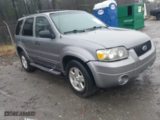 2007 Ford Escape XLT with VIN 1FMYU03177KB90563, listed as a IAAI auction lot 41566335 with 166,233 mi miles. Bid and sale history available at carsss.com. Image 1.