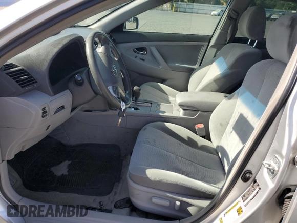 2010 Toyota Camry z VIN 4T1BF3EK0AU006776, wystawiony jako Copart lot #58246615 z przebiegiem 222 002 mil mil oraz Szkoda całkowita • Salvage title. Historia ofert i sprzedaży dostępna na DreamBid. Obrazek 7.