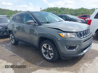 2019 Jeep Compass Limited z VIN 3C4NJDCB3KT734161, wystawiony jako IAAI lot #42114380 z przebiegiem 131 426 mil mil oraz . Historia ofert i sprzedaży dostępna na DreamBid. Obrazek 1.