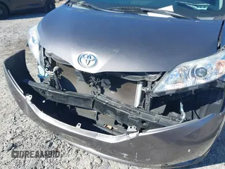 2016 Toyota Sienna XLE with VIN 5TDYK3DCXGS706385, listed as a IAAI auction lot 41286243 with 138,553 mi miles. Bid and sale history available at carsss.com. Image 6.