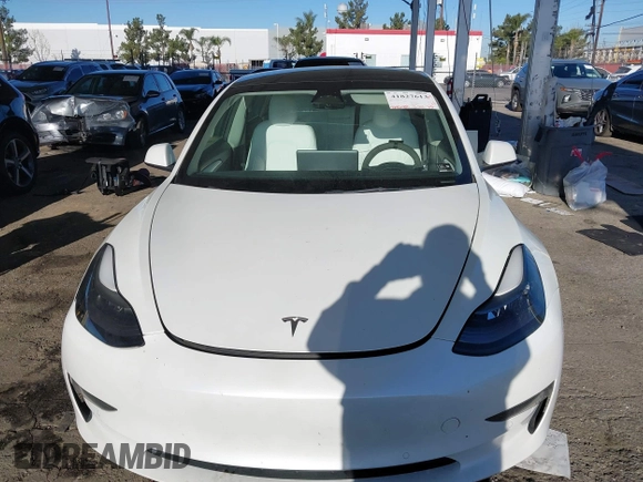 2022 Tesla Model 3 Long Range z VIN 5YJ3E1EB4NF331218, wystawiony jako IAAI lot #41827613 z przebiegiem 84 088 mil mil oraz . Historia ofert i sprzedaży dostępna na DreamBid. Obrazek 12.