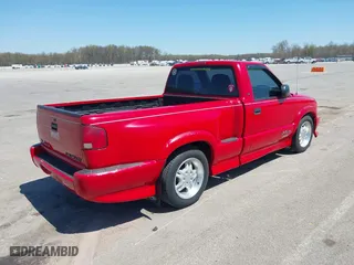 2000 Chevrolet S-10 LS with VIN 1GCCS1449Y8126199, listed as a IAAI auction lot 42052804 with 80,005 mi miles. Bid and sale history available at carsss.com. Image 4.