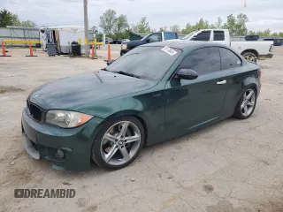 2008 BMW 1 Series 135i z VIN WBAUC73588VF25668, wystawiony jako Copart lot #55178645 z przebiegiem 132 503 mil mil oraz Szkoda całkowita • Salvage title. Historia ofert i sprzedaży dostępna na DreamBid. Obrazek 1.