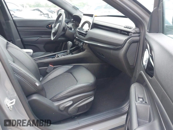 2024 Jeep Compass Latitude z VIN 3C4NJDBN4RT578170, wystawiony jako IAAI lot #42237990 z przebiegiem 17 265 mil mil oraz . Historia ofert i sprzedaży dostępna na DreamBid. Obrazek 5.