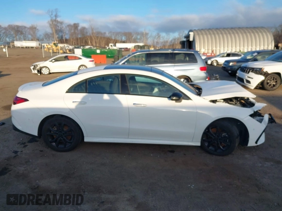 2024 Mercedes-Benz CLA 250 z VIN W1K5J4HB7RN450668, wystawiony jako IAAI lot #41333911 z przebiegiem 10 819 mil mil oraz . Historia ofert i sprzedaży dostępna na DreamBid. Obrazek 13.