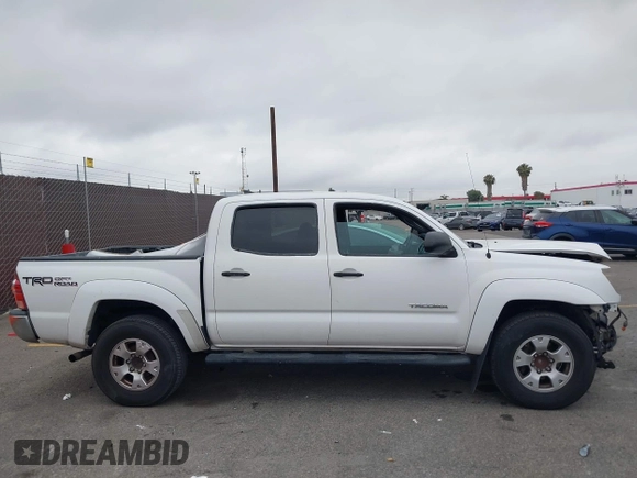 2014 Toyota Tacoma PreRunner z VIN 3TMJU4GN3EM170360, wystawiony jako IAAI lot #42438394 z przebiegiem 223 101 mil mil oraz . Historia ofert i sprzedaży dostępna na DreamBid. Obrazek 13.