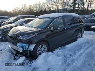 2024 Toyota Sienna Platinum z VIN 5TDESKFC8RS144211, wystawiony jako Copart lot #45375725 z przebiegiem Nie podano mil oraz Szkody całkowita. Historia ofert i sprzedaży dostępna na DreamBid. Obrazek 1.