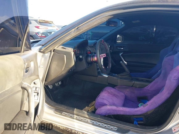 2017 Toyota 86 z VIN JF1ZNAA13H9705460, wystawiony jako IAAI lot #41955022 z przebiegiem 83 218 mil mil oraz . Historia ofert i sprzedaży dostępna na DreamBid. Obrazek 5.