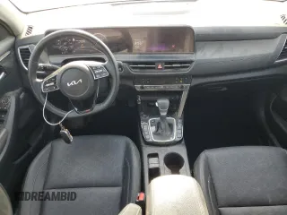 2024 Kia Seltos SX z VIN KNDETCA74R7475682, wystawiony jako Copart lot #50209985 z przebiegiem 34 847 mil mil oraz Szkoda całkowita • Salvage title. Historia ofert i sprzedaży dostępna na DreamBid. Obrazek 8.