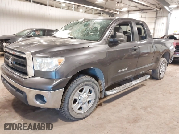 2013 Toyota Tundra z VIN 5TFUM5F11DX045948, wystawiony jako IAAI lot #41687797 z przebiegiem 177 579 mil mil oraz . Historia ofert i sprzedaży dostępna na DreamBid. Obrazek 2.