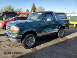 1996 Ford Bronco Custom z VIN 1FMEU15H4TLB59116, wystawiony jako Copart lot #52989015 z przebiegiem 210 464 mil mil oraz Szkoda całkowita • Salvage title. Historia ofert i sprzedaży dostępna na DreamBid. Obrazek 1.