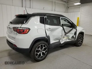 2025 Jeep Compass Limited z VIN 3C4NJDCNXST522819, wystawiony jako Copart lot #63594025 z przebiegiem 17 856 mil mil oraz Czysty tytuł • Clean title. Historia ofert i sprzedaży dostępna na DreamBid. Obrazek 3.