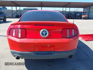 2011 Ford Mustang V6 z VIN 1ZVBP8AM2B5115755, wystawiony jako IAAI lot #41683472 z przebiegiem 183 219 mil mil oraz . Historia ofert i sprzedaży dostępna na DreamBid. Obrazek 17.