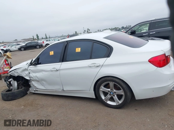 2015 BMW 3 Series 328i xDrive z VIN WBA3B3G56FNT19275, wystawiony jako IAAI lot #42455029 z przebiegiem Nie podano mil oraz . Historia ofert i sprzedaży dostępna na DreamBid. Obrazek 14.