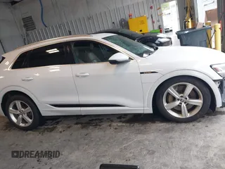 2019 Audi e-tron Premium Plus с VIN WA1LAAGE4KB023803, выставлен на аукционе IAAI как лот 42184693 с пробегом 30 746 миль миль и . История ставок и продаж доступна на DreamBid. Изображение 13.