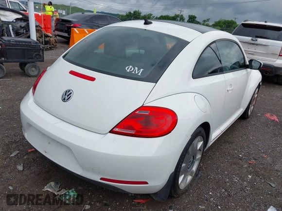 2013 Volkswagen Beetle 2.5L с VIN 3VWJP7AT8DM666427, выставлен на аукционе IAAI как лот 42351089 с пробегом 121 659 миль миль и . История ставок и продаж доступна на DreamBid. Изображение 4.