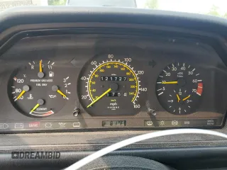 1989 Mercedes-Benz 300 E z VIN WDBEA30D7KA942808, wystawiony jako Copart lot #59315945 z przebiegiem 121 727 mil mil oraz Czysty tytuł • Clean title. Historia ofert i sprzedaży dostępna na DreamBid. Obrazek 9.