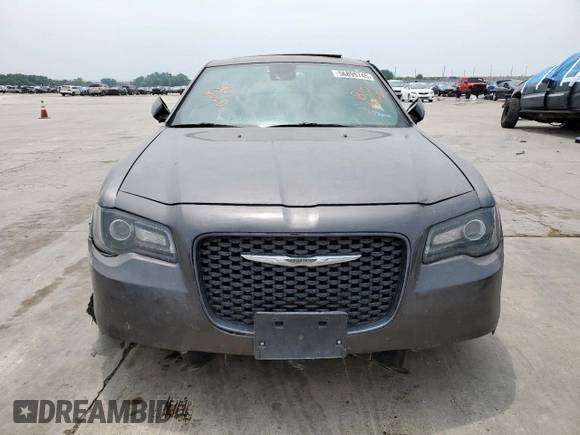 2018 Chrysler 300 S z VIN 2C3CCABG1JH295888, wystawiony jako Copart lot #56899745 z przebiegiem 111 826 mil mil oraz Szkoda całkowita • Salvage title. Historia ofert i sprzedaży dostępna na DreamBid. Obrazek 5.