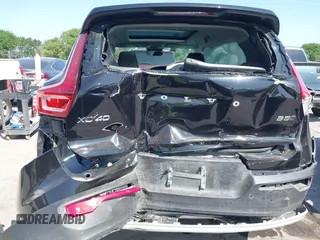 2025 Volvo XC40 Core Bright Theme z VIN YV4L12UJ1S2557593, wystawiony jako IAAI lot #42013569 z przebiegiem 1779 mil mil oraz . Historia ofert i sprzedaży dostępna na DreamBid. Obrazek 6.