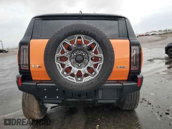 2024 GMC Hummer EV 3X z VIN 1GKB0RDC6RU107095, wystawiony jako Copart lot #82655324 z przebiegiem 6013 mil mil oraz Szkody całkowita. Historia ofert i sprzedaży dostępna na DreamBid. Obrazek 6.