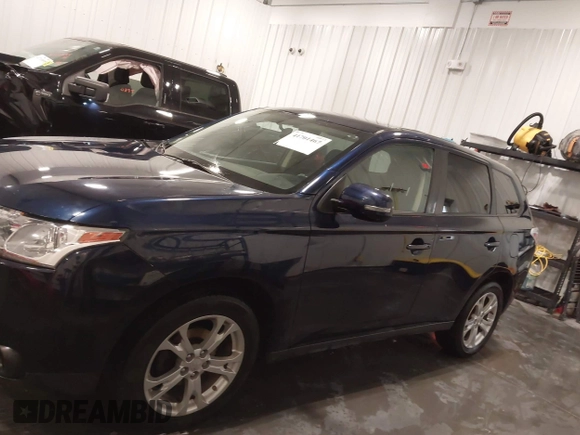 2014 Mitsubishi Outlander SE z VIN JA4AZ3A3XEZ002226, wystawiony jako IAAI lot #41701467 z przebiegiem 151 894 mil mil oraz . Historia ofert i sprzedaży dostępna na DreamBid. Obrazek 14.