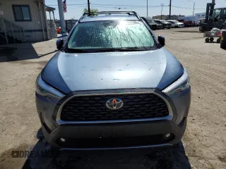 2023 Toyota Corolla Cross XLE z VIN 7MUDAAAG0PV063242, wystawiony jako Copart lot #52511585 z przebiegiem 10 695 mil mil oraz Szkody całkowita. Historia ofert i sprzedaży dostępna na DreamBid. Obrazek 5.