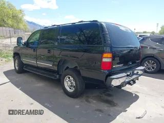 2003 Chevrolet Suburban LT z VIN 3GNGC26G83G210035, wystawiony jako IAAI lot #42084859 z przebiegiem 145 919 mil mil oraz . Historia ofert i sprzedaży dostępna na DreamBid. Obrazek 3.