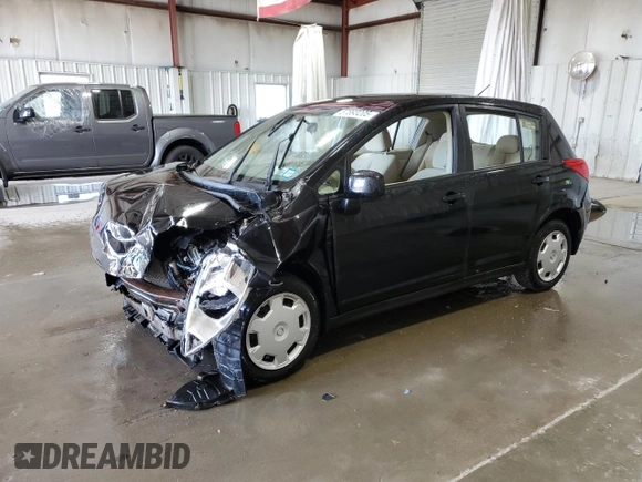 2007 Nissan Versa S z VIN 3N1BC13E47L404125, wystawiony jako Copart lot #57893205 z przebiegiem Nie podano mil oraz Szkoda całkowita • Salvage title. Historia ofert i sprzedaży dostępna na DreamBid. Obrazek 1.