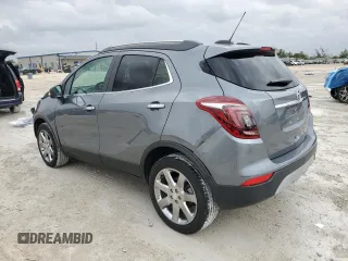 2020 Buick Encore Essence z VIN KL4CJGSB6LB047540, wystawiony jako Copart lot #48350565 z przebiegiem 40 156 mil mil oraz Nie do naprawy. Historia ofert i sprzedaży dostępna na DreamBid. Obrazek 2.